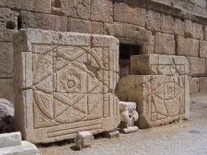 Artifacts_at_Baalbek_I_5492379348.jpg